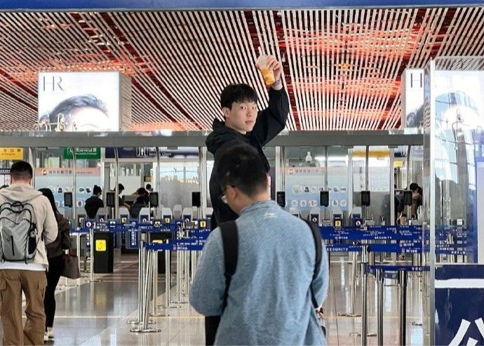 ✈️前往美国冲击NBA！杨瀚森更新社媒晒机场检票照