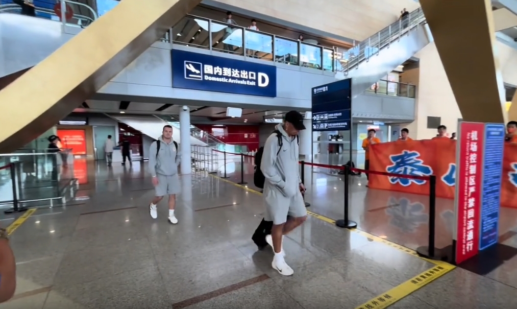 白跑一趟！泰山跟队记者：克雷桑已抵达云南，却不上了