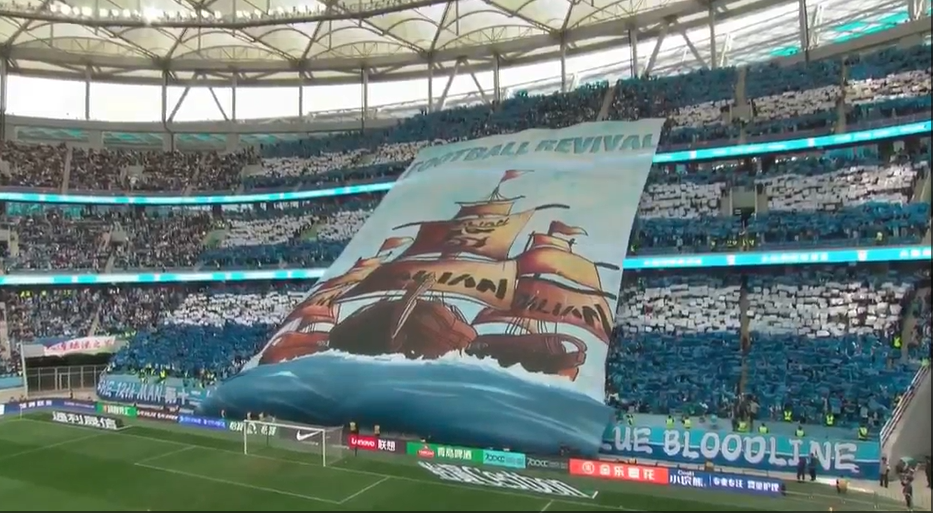 震撼！大连球迷在梭鱼湾球场看台打出巨型Tifo“足球复兴”