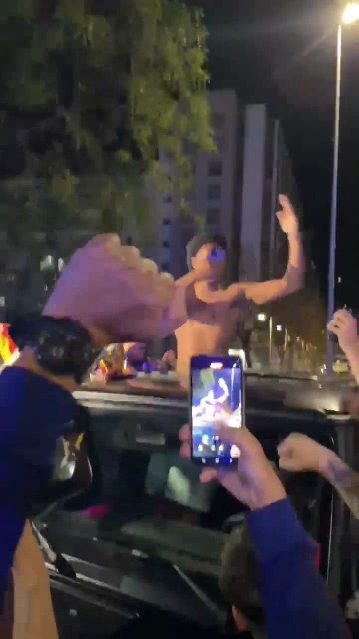 激动坏了！夺冠后巴尔德车中与球迷激情互拍