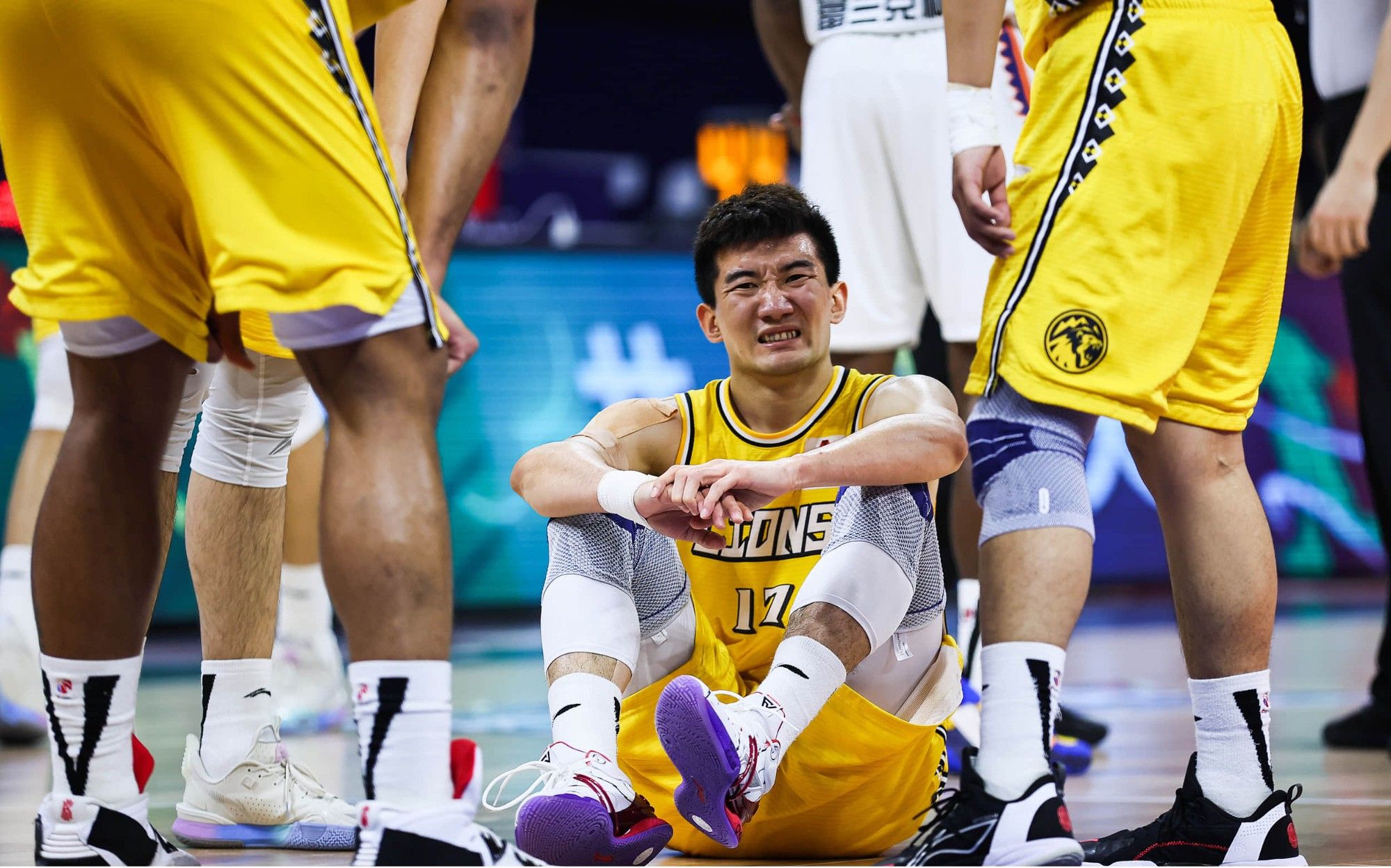 孙铭徽：骨折的脚并未完全恢复，季后赛后边比赛都是打封闭出战