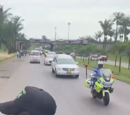 布彭扎遗体被运回加蓬，全程专车警卫护送