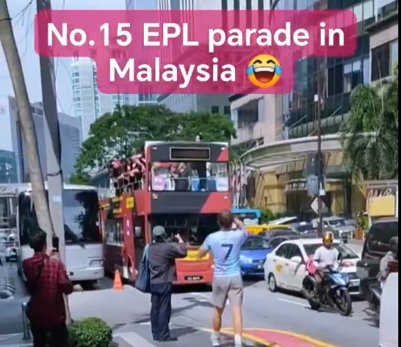 曼联在马来西亚进行巴士巡游，游行视频遭遇对手球迷无情嘲讽