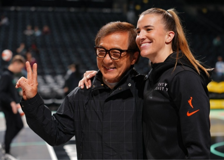 WNBA官方晒出国际巨星成龙与约内斯库合影：约内斯库成龙