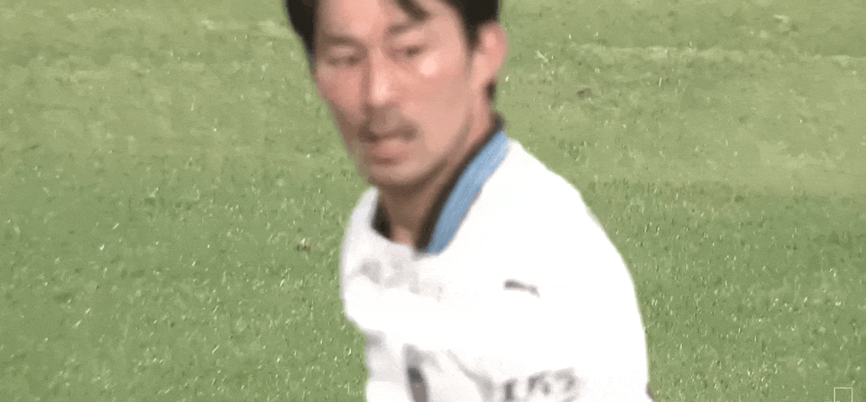 家长昭博犯规染黄，随后的肢体语言显示其相当愤怒