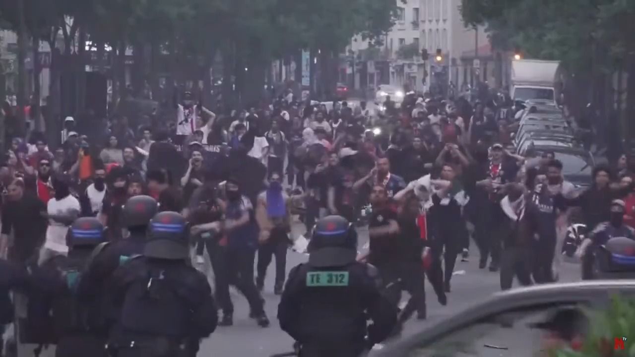 庆祝过头了！大巴黎球迷在巴黎街头投掷物品，巴黎警方进行阻拦